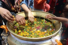 Kessel mit Blumen auf dem Jayanti Fest