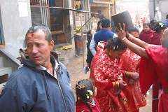 Erster Haarschnitt - Chudakarana - Familie wird mit Blumen geehrt und überschüttet