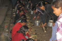 Erster Haarschnitt - Chudakarana - Festmahl findet auf der Straße statt