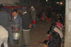 Erster Haarschnitt - Chudakarana - Festmahl - Familienangehörige verteilen das Essen