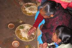 Erster Haarschnitt - Chudakarana - Festmahl - Chang (milchig) und Raksi (klar) in Terracottaschalen