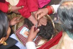 Erster Haarschnitt - Chudakarana - Biraj stellt seine Füsse auf den Opferteller mit den Haaren