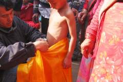 Erster Haarschnitt - Chudakarana - Biraj wird mit einem traditionellen Dhoti eingekleidet
