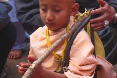 Biraj wird mit Proviantbeutel, Köcher, Pfeil und Bogen ausgestattet