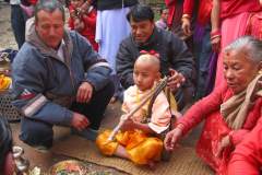 Erster Haarschnitt - Chudakarana - Biraj lauscht den Mantras und Anweisungen des Brahmanen