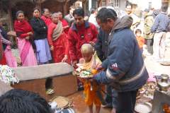 Erster Haarschnitt - Chudakarana - Unter Anleitung des Brahmanen geht Biraj in die Altarnische
