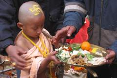 Erster Haarschnitt - Chudakarana -  Biraj  mit seinem Puja-Teller