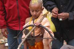 Erster Haarschnitt - Chudakarana -  Biraj lauscht andächtig den Mantras des Brahmanen