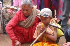 Erster Haarschnitt - Chudakarana - Biraj bekommt letzte Anweisungen