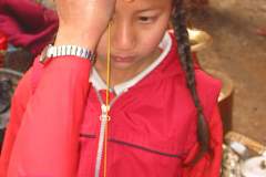 Erster Haarschnitt - Chudakarana - Biraj wird mit einer Schnur vermessen