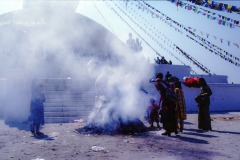 BoRäucherstelle in der Tempelanlage Boudhanat in Kathmandu