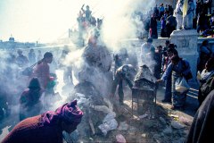 Räucherstelle in der Tempelanlage Boudhanat in Kathmandu