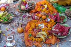 Räucherzeremonie Newari Puja - Opfergaben mit brennenden Räucherstäbchen