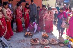 Räucherzeremonie Newari Puja - Räucherschalen werden entzündet