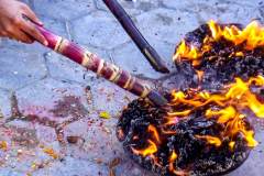 Räucherzeremonie Newari Puja - Räucherschalen werden entzündet