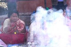 Räucherzeremonie Newari Puja - Frauen im Rauch der Räucherstäbchen