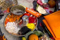 Räucherzeremonie Newari Puja - Opfergabenteller mit Räucherschnüren