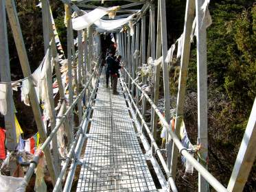 Brücke mit Gebetsfahnen in der Kalapatar Region im Himalaya