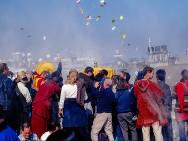 Zum tibetischen Neujahrsfest Lhosar werden Manizettel in die Luft geworfen
