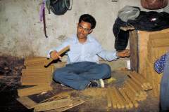 Herstellung tibetischer Räucherstäbchen - Stäbchen werden zu Päckchen geschnürt