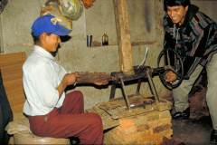 Herstellung tibetischer Räucherstäbchen - Einfüllen der Paste in den Wolf