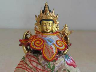 Chenrezig Buddha Statue mit Kleidung aus Tibeter Seide