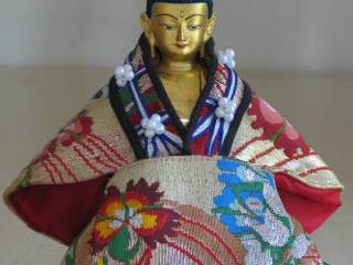 Chenrezig Buddha Statue mit Kleidung aus Tibeter Seide