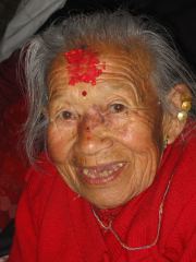 Nepalesische Frau mit Glücksbänder-Halskette