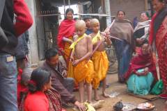 Erster Haarschnitt - Chudakarana - Jungen haben gelbe Kordeln als Kopfschmuck