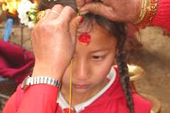 Erster Haarschnitt - Chudakarana - Biraj wird mit einer Schnur vermessen