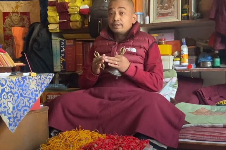Buddhistische Segnung von Armbändern