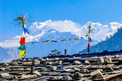 Hausdach im Himalaya mit Gebetsstandarte und Gebetsfahnen