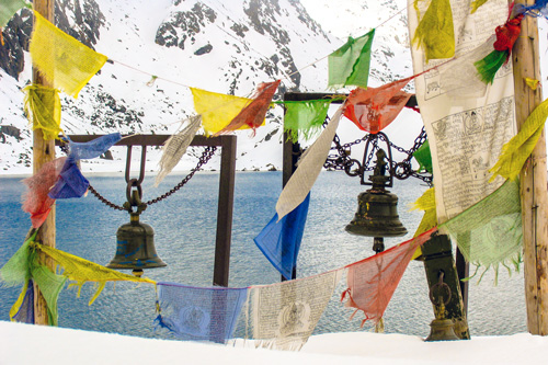 Tempelanlage mit Gebetsfahnen im Himalaya