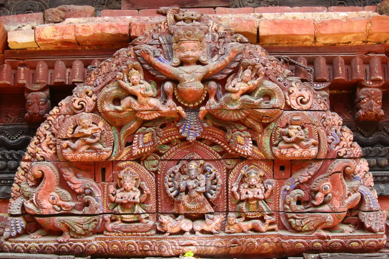 Türbogen eins hinduistischen Tempels mit Hindu Gottheiten in Kathmandu, Nepal.