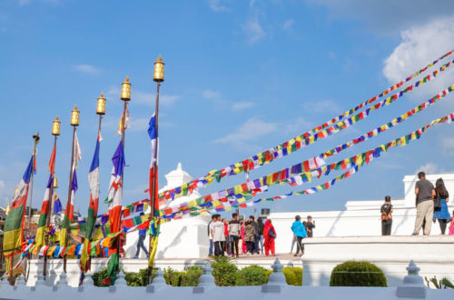 Nepal - Tempelanlage mit Gebetsfahnen und Gebetsstandarten