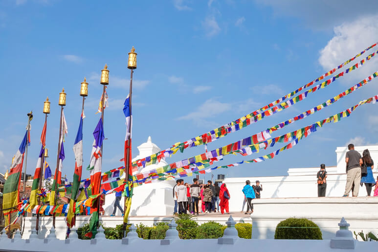 Nepal - Tempelanlage mit Gebetsfahnen und Gebetsstandarten