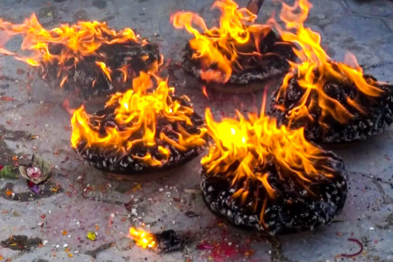 Räucherzeremonie Räucherschalen in Nepal