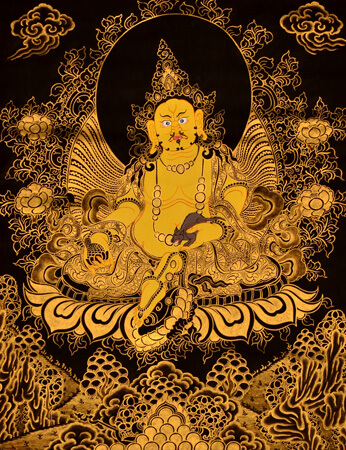 Thangka Kubera mit goldfarben auf schwarzem Hintergrund