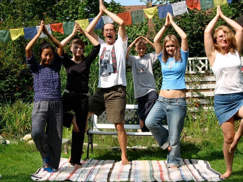 Familie Held beim Yoga im Garten
