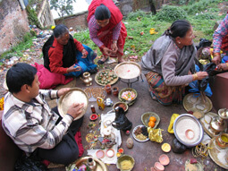 Hindu Familie beim vorbereiten von Opfergaben